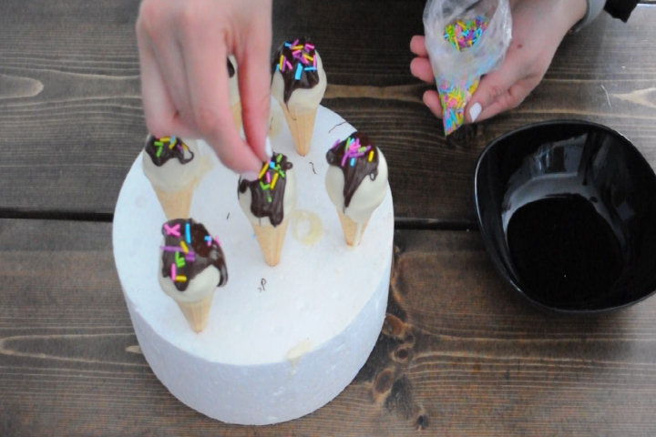 how to make, cake pops, cake pop cones, cute idea, home baker, love to bake, easy cake pops, summer party idea, montrealer, montreal blogger, montreal vlogger, follow the sprinkles