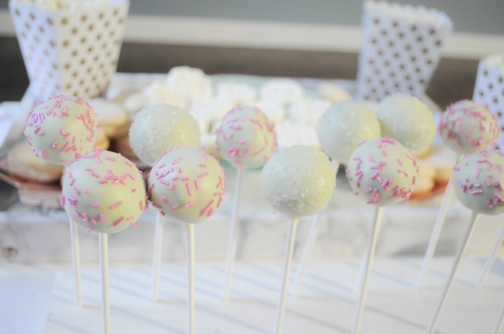 Girls night, cake pops, montreal blogger, sweet table, almond cookies, girly night, event decor, cozy night, home baker, love to bake, girls night idea, diy girls night, girly cake pops, girls night in