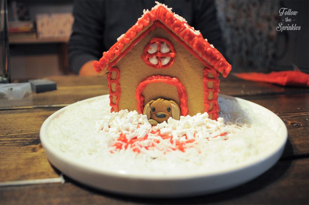 Dog house, gingerbread dog house, wilton gingerbread house, home baker, love to bake, montrealer, montreal blogger, baking blogger, canadian blogger, follow the sprinkles, jen miss pixel