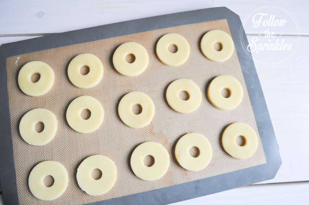 doughnut cookies, donut cookies, sugar cookies, montreal blogger, canadian blogger, follow the sprinkles, sprinkles doughnuts, make doughnut cookies, diy doughnut cookies, jen miss pixel, jen guevara