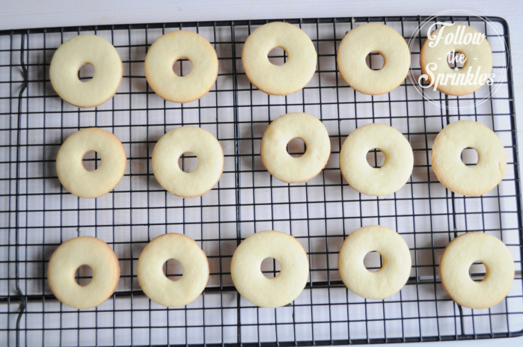 doughnut cookies, donut cookies, sugar cookies, montreal blogger, canadian blogger, follow the sprinkles, sprinkles doughnuts, make doughnut cookies, diy doughnut cookies, jen miss pixel, jen guevara