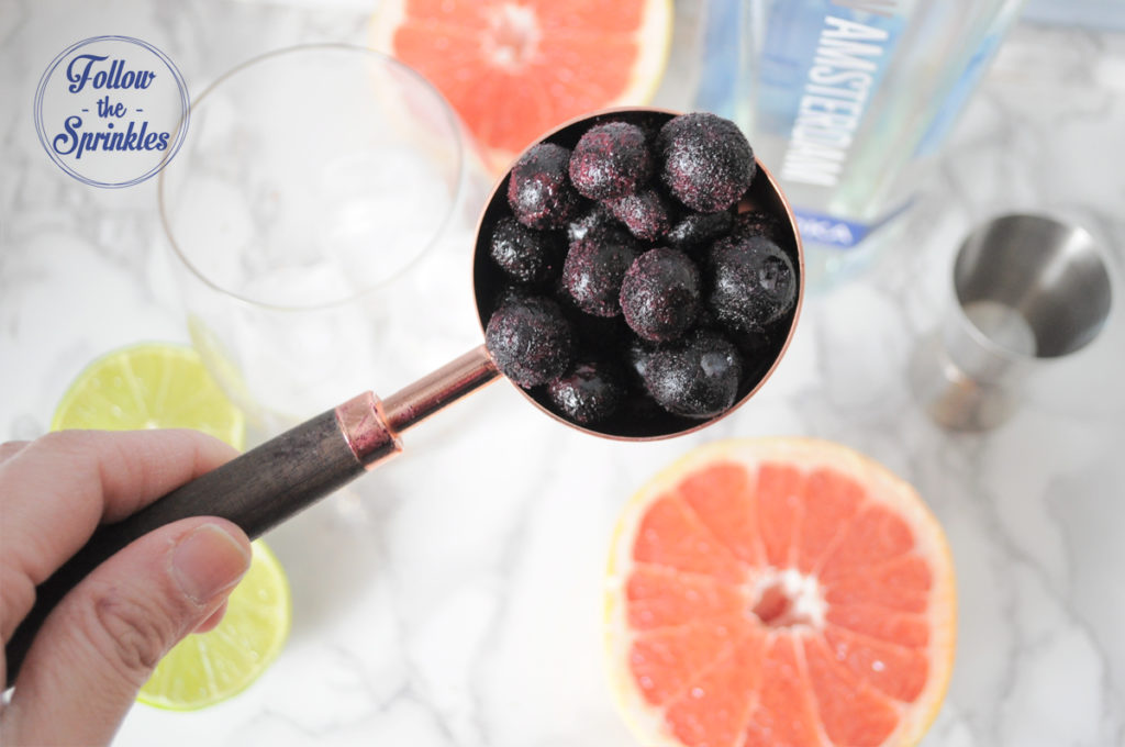 Blueberry, vodka, vodka cocktail, skinny bitch, fruit skinny bitch, fun keto coktail, diy keto drink, fitgirl cocktail, keto friendly, blueberry cocktail, fitgirl summer drink