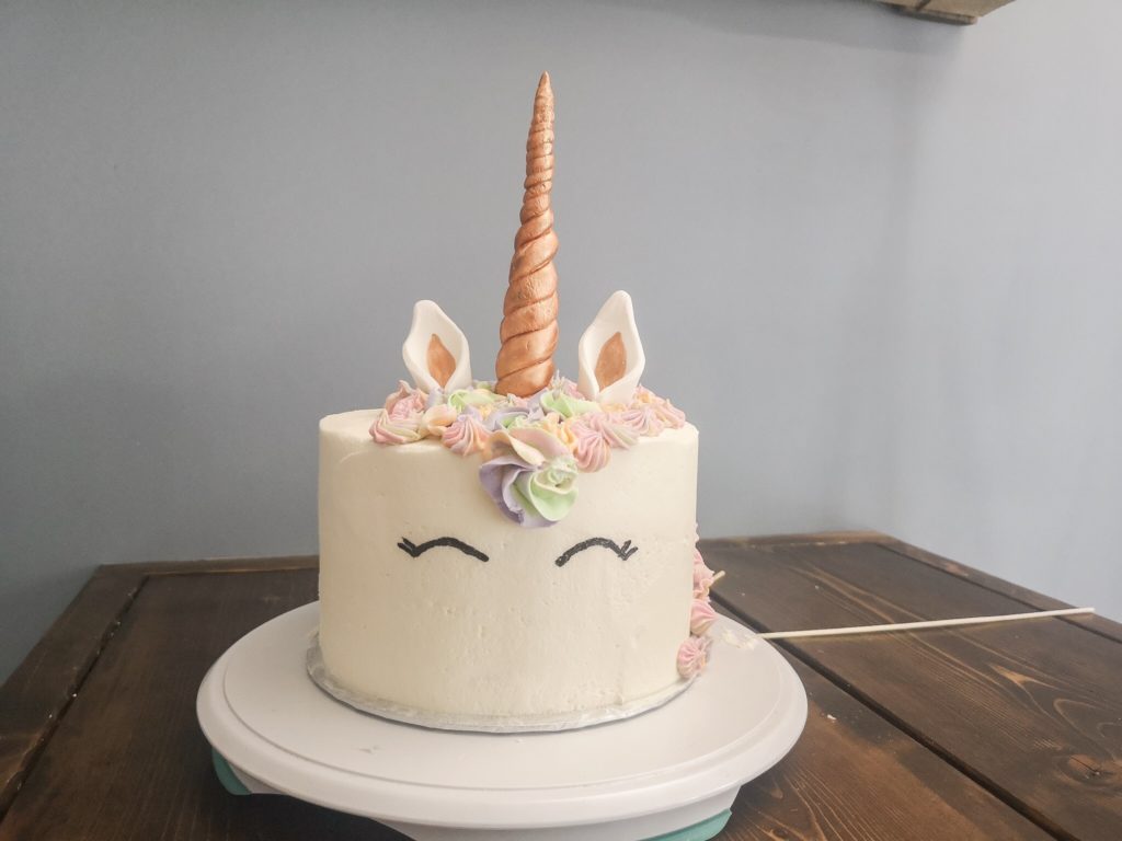 Montreal baker, home baker, baking bloger, Unicorn cake, diy unicorn cake, piñata cake, funfetti cake, how to make a unicorn cake