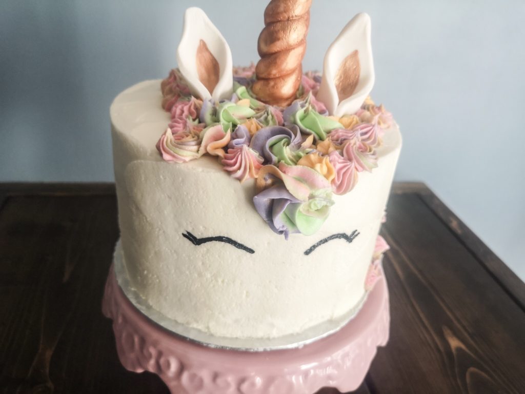 Montreal baker, home baker, baking bloger, Unicorn cake, diy unicorn cake, piñata cake, funfetti cake, how to make a unicorn cake