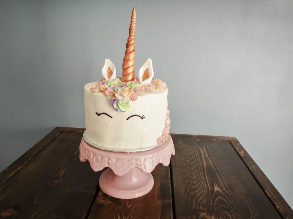 Montreal baker, home baker, baking bloger, Unicorn cake, diy unicorn cake, piñata cake, funfetti cake, how to make a unicorn cake