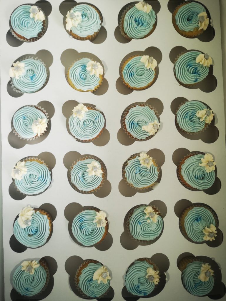 Montreal baker, Baptism theme, baptism cake, baptism treats, Baptism sweet table, blue marble cake pops, marble sugar cookies, Montreal mini cupcakes, follow the sprinkles, Chao gato